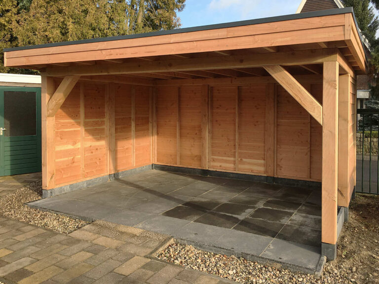 Overkapping van Douglas 4.95 x 3.35 meter en 50 cm oversteek aan voorzijde. Totale diepte 4.85 meter.