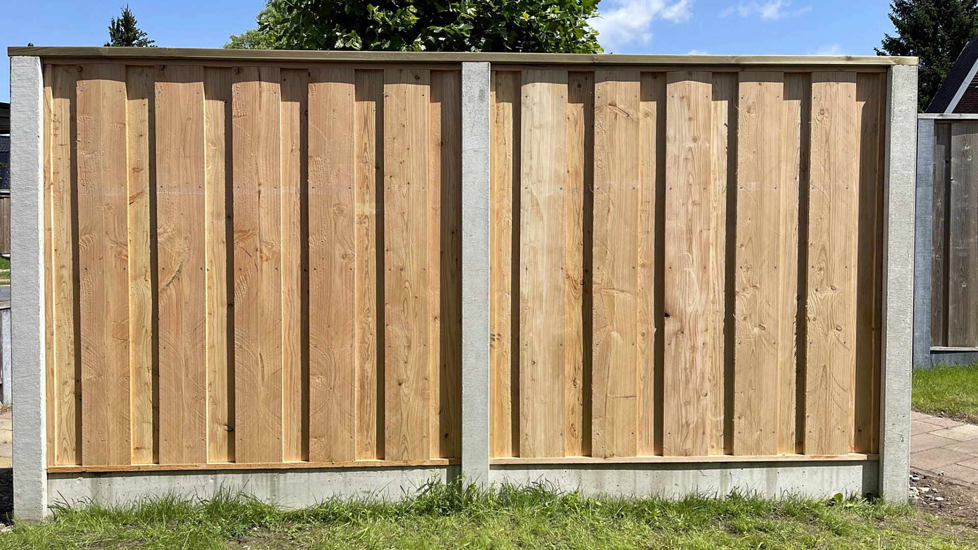 Hout en beton schutting met douglas hout