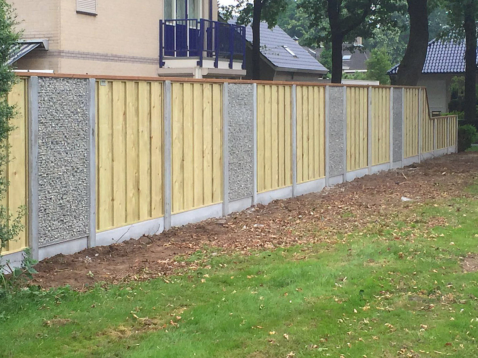 Schutting in combinatie met gaas met breuksteen