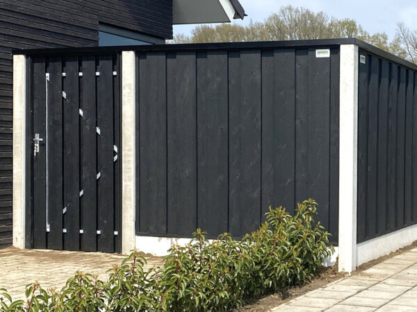 poort metalen frame met zwart vuren planken