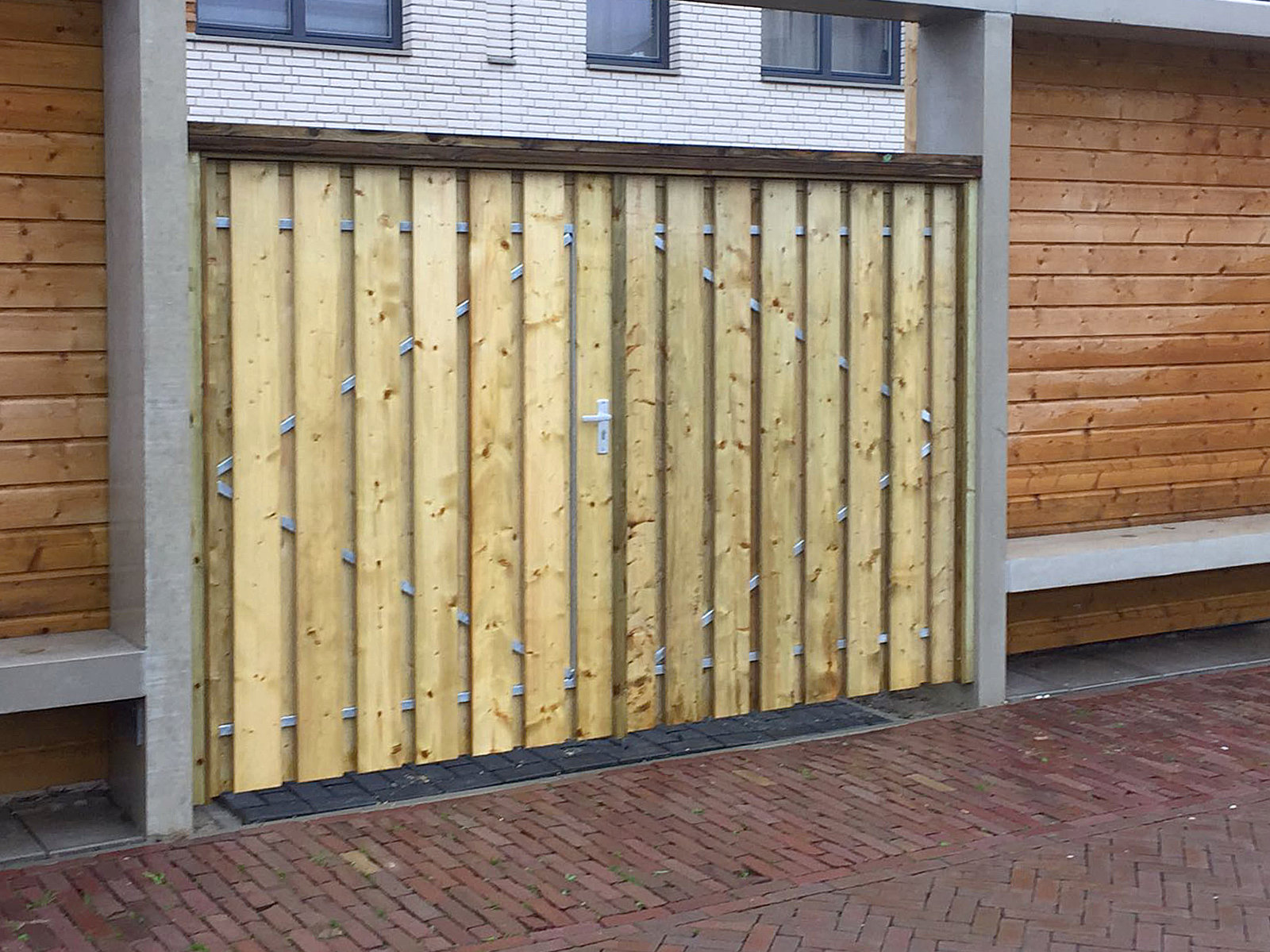 vooraanzicht dubbele poort met metalen frame email