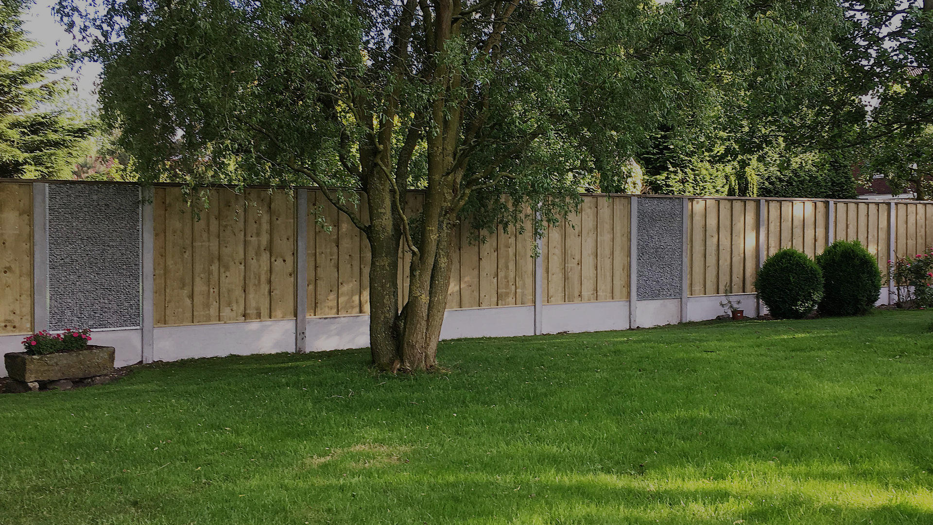 Zaun aus Holz und Beton